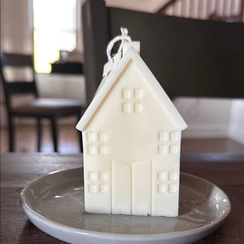 Charming White House-Shaped Candle